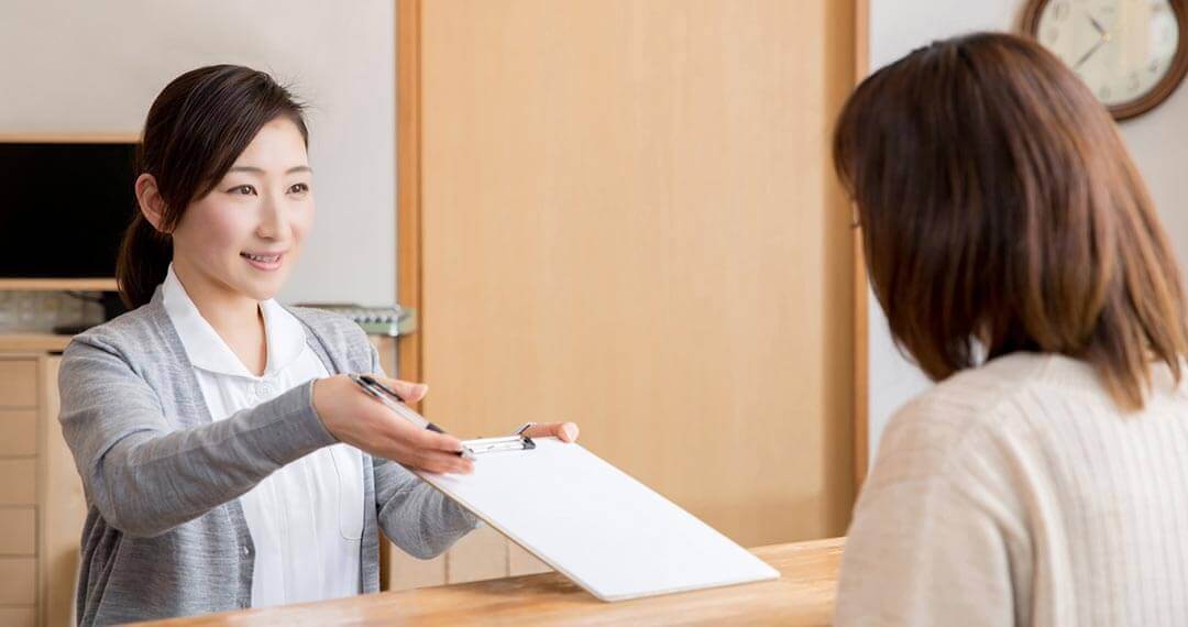 地域の皆様や、近隣のオフィスにお勤めの
皆様のかかりつけ医を目指しています。一般内科などの他、ご自宅で診療を受けたい方へ訪問診療を行っています。