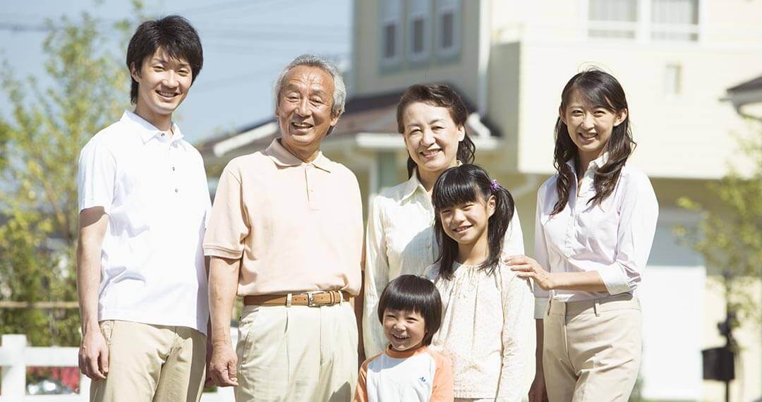 地域の皆様や、近隣のオフィスにお勤めの
皆様のかかりつけ医を目指しています。一般内科などの他、ご自宅で診療を受けたい方へ訪問診療を行っています。