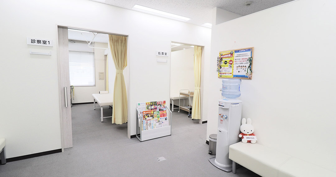 地域の皆様や、近隣のオフィスにお勤めの
皆様のかかりつけ医を目指しています。一般内科などの他、ご自宅で診療を受けたい方へ訪問診療を行っています。