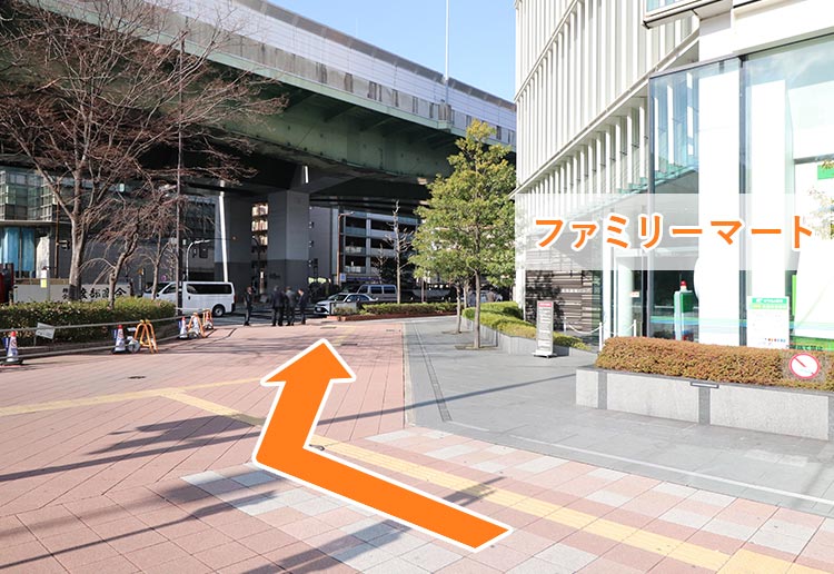 1番出口前のファミマ沿いにお進みください